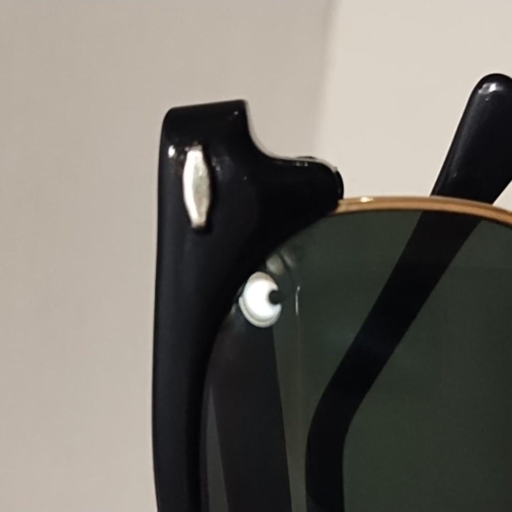 Stylish Black and Gold Sunglasses Unisex - Picture 7 of 7
